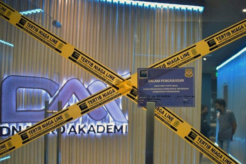 Kementerian Perdagangan mengamankan lokasi usaha PT DNA Pro Akademi di Jakarta, pada Jumat (28 Jan). 