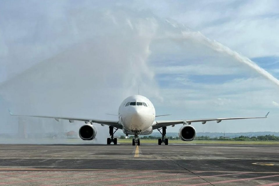 Maskapai Garuda Indonesia diberi simbol kehormatan water canon saat tiba di Bandara I Gusti Ngurah Rai Bali 