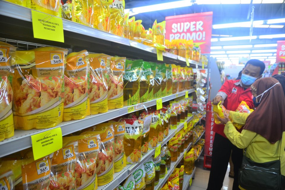 Karyawan melayani pembeli minyak goreng kemasan di salah satu pusat perbelanjaan di Kudus, Jawa Tengah, Rabu (19/1/2022). Sejumlah pusat perbelanjaan di wilayah itu mulai menerapkan harga minyak goreng menjadi Rp14.000 per liter untuk segala merek menyusu