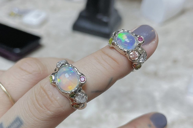 Cincin tunangan HyunA dan DAWN