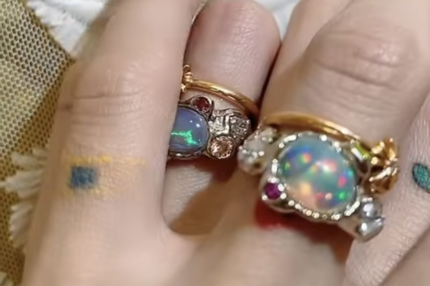 Cincin tunangan HyunA dan DAWN