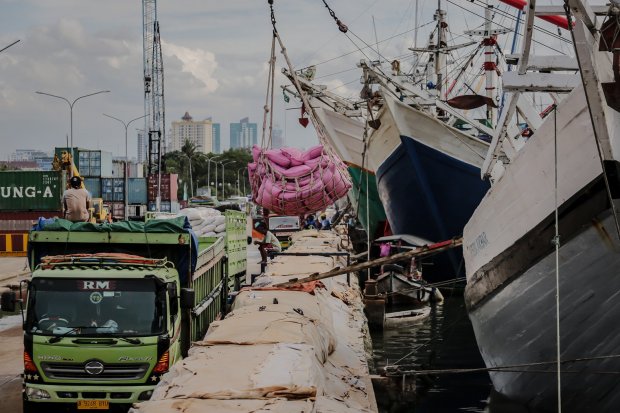 Suasana boongkar muat barang logistik ke kapal di Pelabuhan Sunda Kelapa, Jakarta, Senin (7/2/2022). Badan Pusat Statistik (BPS) mencatat pertumbuhan ekonomi 2021 mencapai 3,69%, lebih baik dibandingkan tahun 2020 yang mengalami kontraksi 2,07%. Namun, an