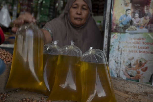 Pedagang menata minyak goreng curah yang dijual di Pasar Masomba, Palu, Sulawesi Tengah, Kamis (3/2/2022). 
