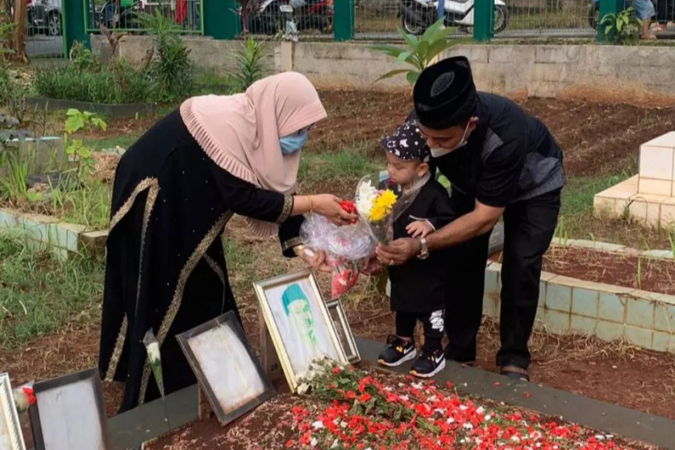 Gala Sky Ziarah ke Makam Vanessa Angel dan Bibi Ardiansyah