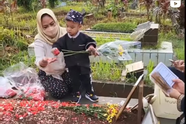 Gala Sky Ziarah ke Makam Vanessa Angel dan Bibi Ardiansyah