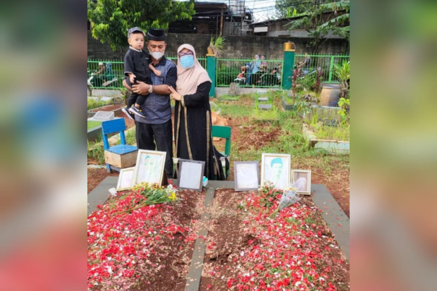 Gala Sky Ziarah ke Makam Vanessa Angel dan Bibi Ardiansyah