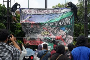 Gerakan Masyarakat Peduli Alam Desa Wadas (GEMPADEWA) memasang spanduk di depan kantor Balai Besar Wilayah Sungai (BBWS) Serayu Opak, Sleman, D.I Yogy