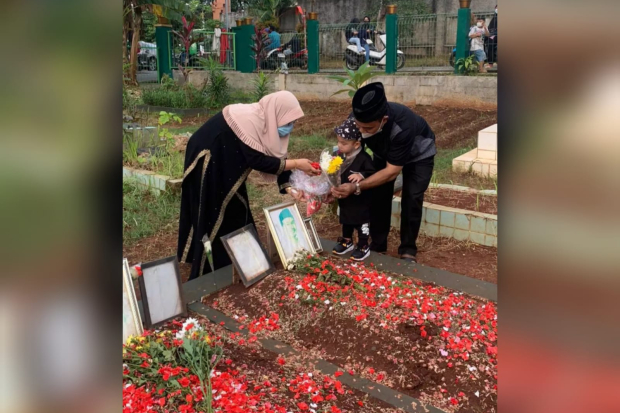 Haji Faisal Ziarah ke Makam Vanessa Angel