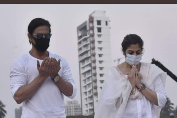 Shah Rukh Khan saat di upacara kremasi Lata Mangeshkar