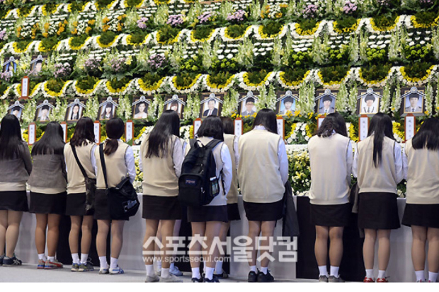 Penghormatan kepada korban kapal Sewol