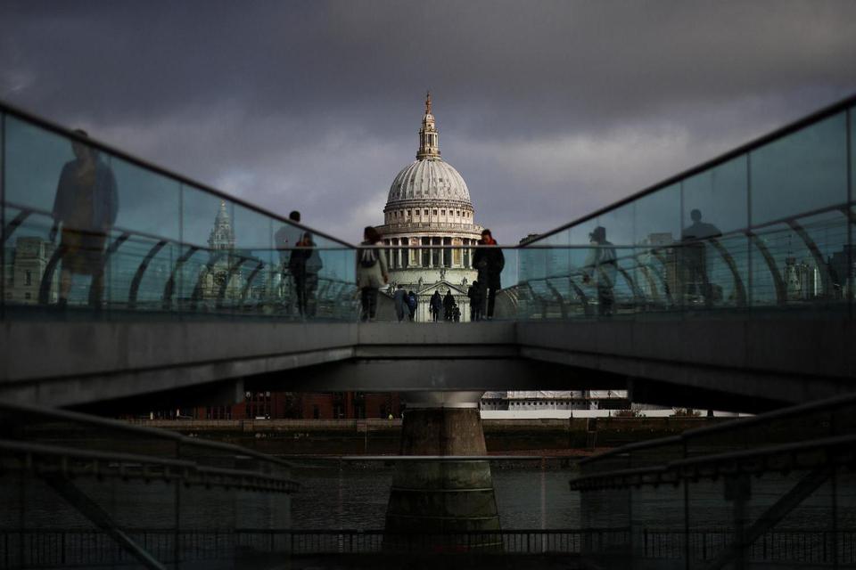 Henry Nicholls Orang-orang berjalan di atas Millennium Bridge di London, Inggris, Rabu (16/2/2022).