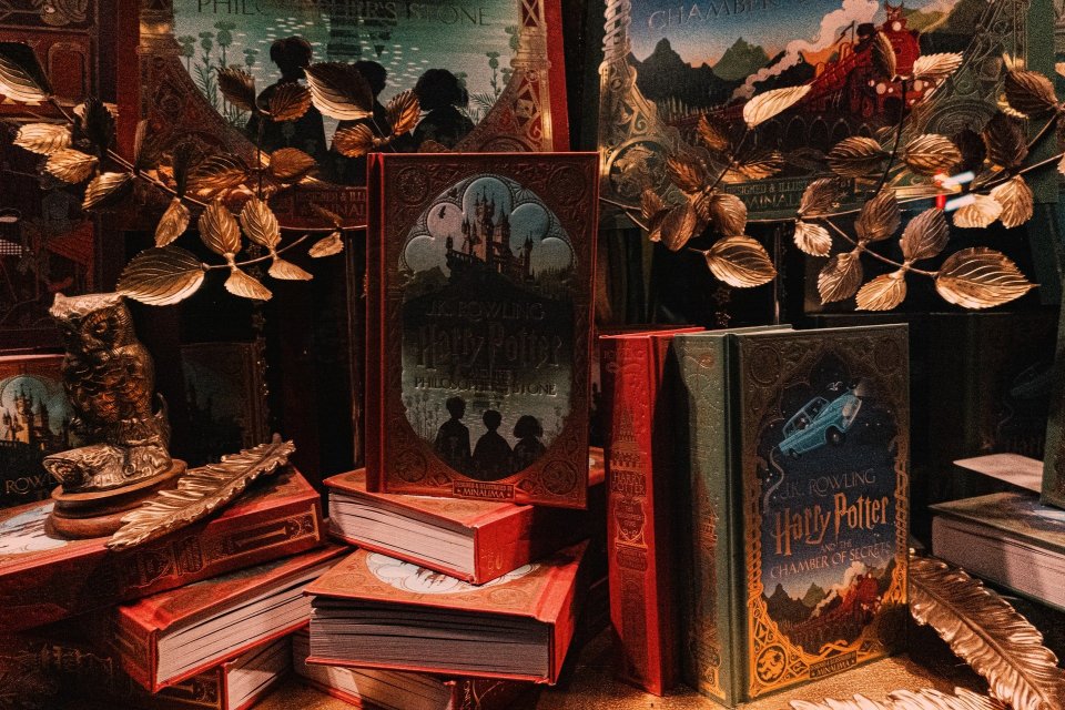 Serial Harry Potter merupakan contoh cerita fantasi