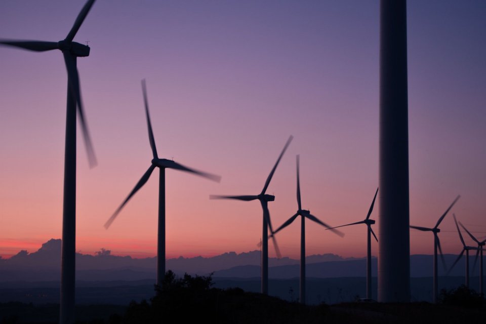 Sumber energi angin termasuk sumber energi yang dapat diperbaharui