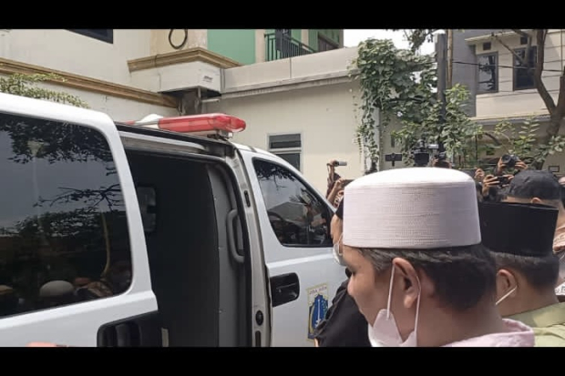 Jenazah Dorce Gamalama disalatkan di halaman masjid