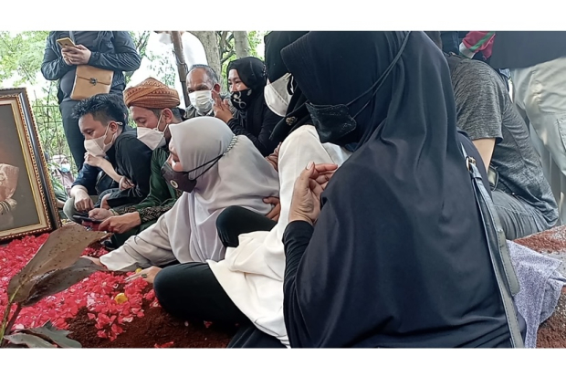 Suasana pemakaman Dorce Gamalama