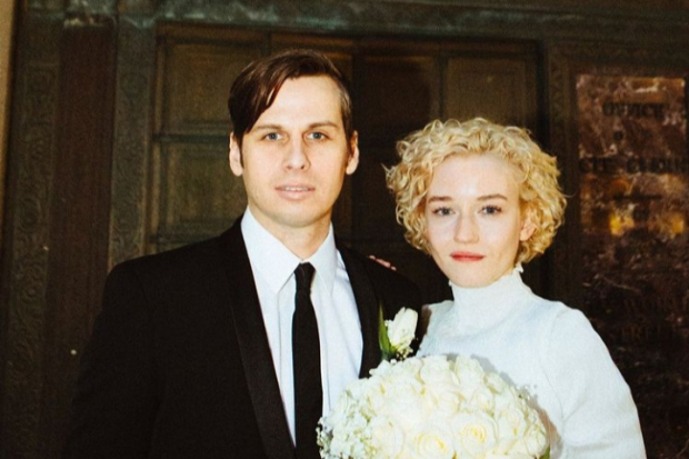 Julia Garner dan Mark Foster