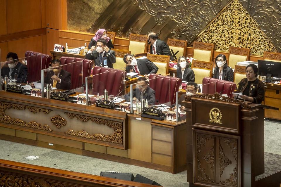 Ketua DPR Puan Maharani menyampaikan pidatonya pada Rapat Paripurna DPR ke-16 Masa Persidangan III Tahun 2021-2022 di Kompleks Parlemen, Jakarta, Jumat (18/2/2022). Dalam rapat Paripurna tersebut DPR menetapkan tujuh Anggota KPU dan lima Anggota Bawaslu 2