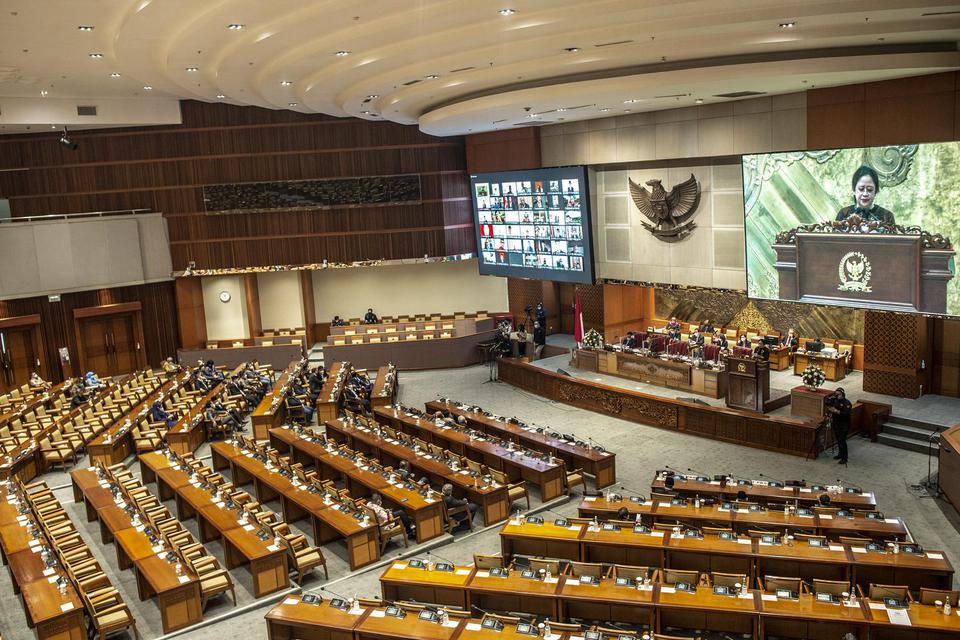 Anggota DPR mengikuti Rapat Paripurna DPR ke-16 Masa Persidangan III Tahun 2021-2022 di Kompleks Parlemen, Jakarta, Jumat (18/2/2022). Dalam rapat Paripurna tersebut DPR menetapkan tujuh Anggota KPU dan lima Anggota Bawaslu 2022-2027.