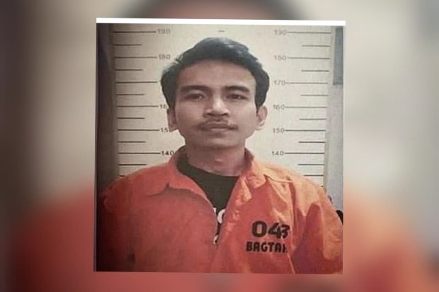 Adam Deni Memakai Baju Orange