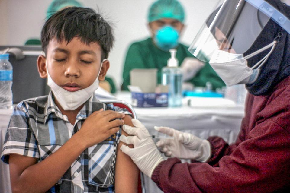 Petugas medis menyuntikkan vaksin COVID-19 kepada anak saat vaksinasi massal di Stadion Pakansari, Kabupaten Bogor, Jawa Barat, Sabtu (19/2/2022). Presiden Joko Widodo meminta percepatan vaksinasi COVID-19 terutama bagi kelompok lansia dan anak-anak di te