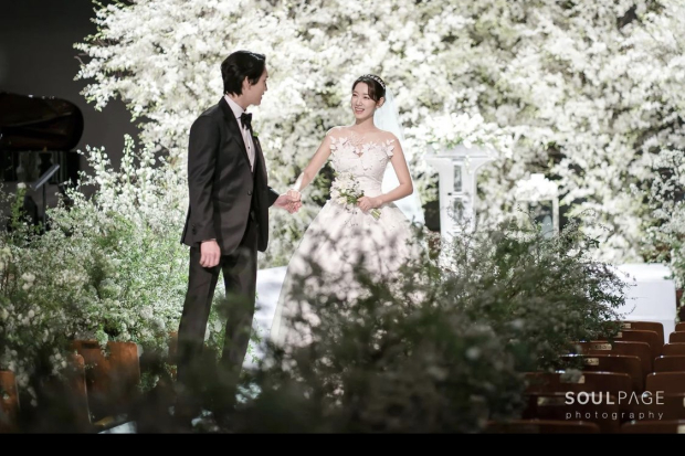 Foto pernikahan Park Shin Hye dan Choi Tae Joon