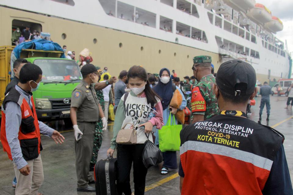 Anggota Tim Satuan Tugas Penanganan COVID-19 Kota Ternate melakukan pengawasan dan pemeriksaan ke penumpang Kapal Pelni KM Sinabung yang baru tiba di Pelabuhan Ahmad Yani Ternate, Kota Ternate, Maluku Utara, Senin (21/2/2022).