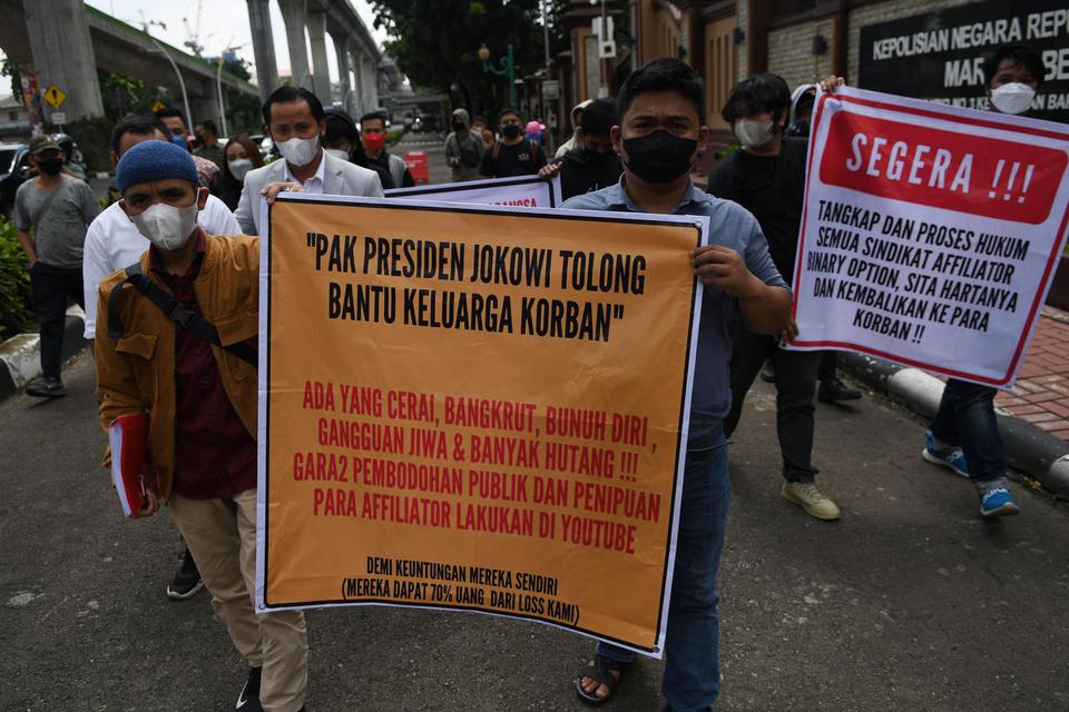 Sejumlah korban penipuan investasi bodong berkedok aplikasi ‘trading binary option’ (investasi) Binomo berunjuk rasa di depan Markas Besar Polri, Jakarta, Senin (21/2/2022). Mereka menuntut Polri menangkap affiliator Binomo tersebut dan bersikap adil dala