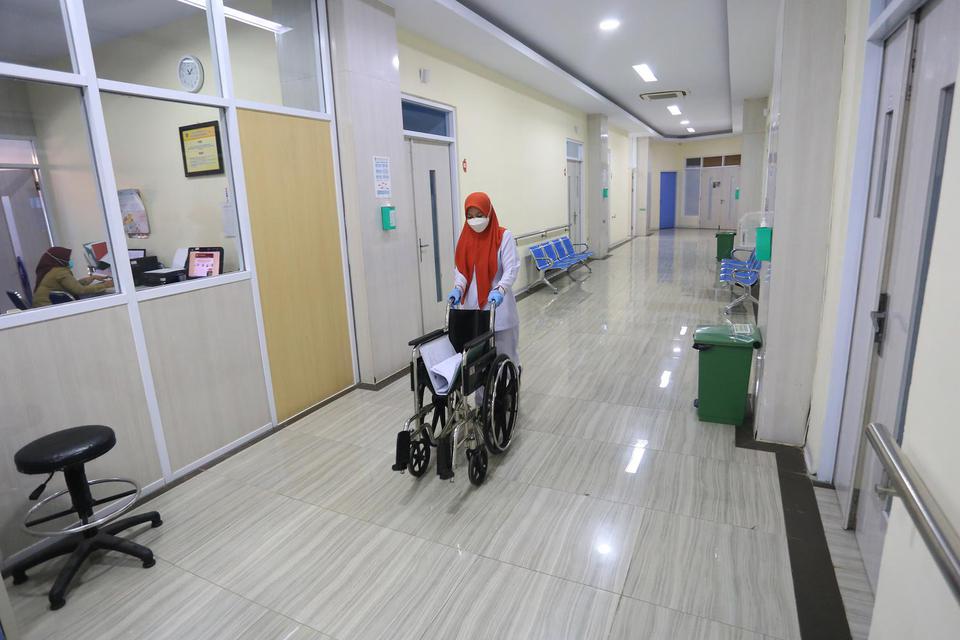 Tenaga kesehatan menyiapkan fasilitas untuk ruang isolasi COVID-19 di RSUD Indramayu, Jawa Barat, Selasa (22/2/2022). 