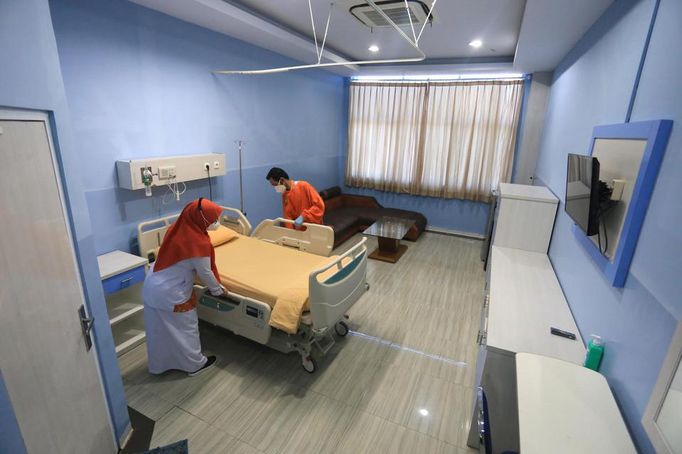 Tenaga kesehatan menyiapkan ruang isolasi COVID-19 di RSUD Indramayu, Jawa Barat, Selasa (22/2/2022). 
