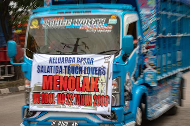 Sebuah truk yang tergabung dalam Asosiasi Pengemudi Independen (API) Jateng melaju di Jalan Siliwangi Semarang saat mengikuti aksi pawai demo tolak aturan ODOL menuju Kantor Dinas Perhubungan Jawa Tengah di Semarang, Jawa Tengah, Selasa (22/2/2022).