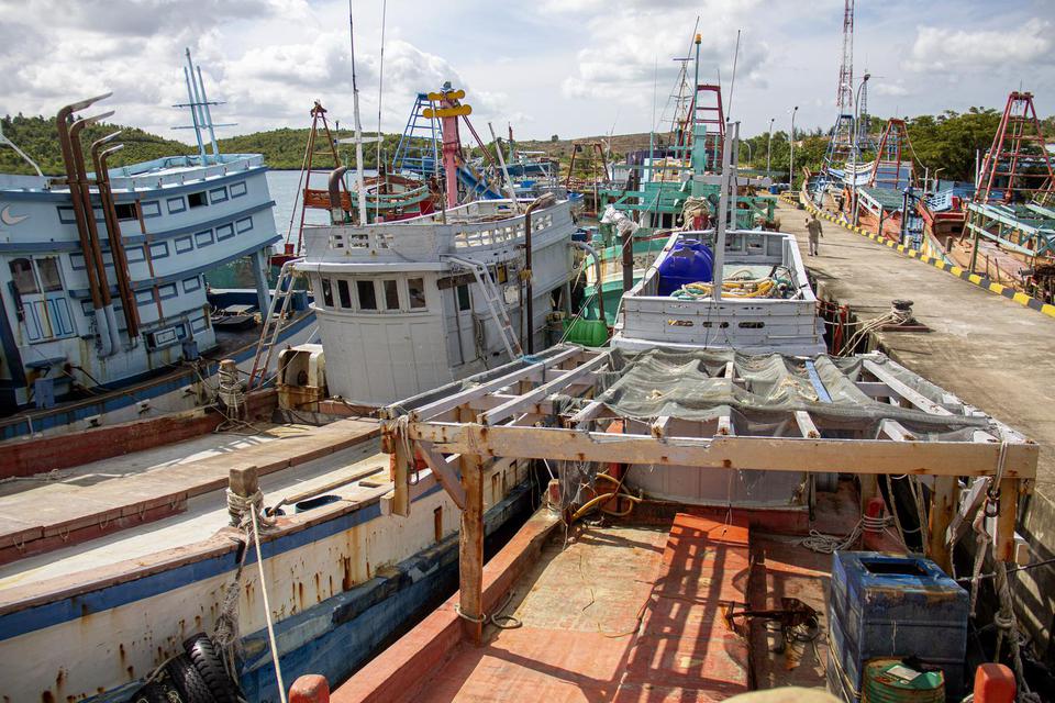 Sejumlah Kapal Ikan Asing hasil sitaan berada di Pelabuhan Pangkalan Pengawasan Sumber Daya Kelautan dan Perikanan (PSDKP), Batam, Kepulauan Riau, Rabu (23/2/2022). 