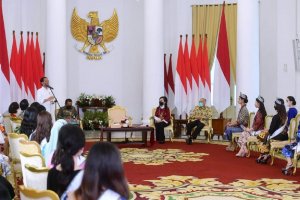 Presiden Jokowi menerima kunjungan para finalis Puteri Indonesia 2022 beserta pemenang Puteri Indonesia 2020 di Istana Bogor
