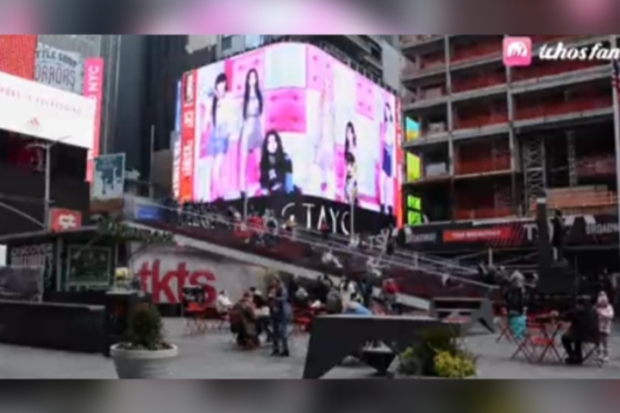 Billboard STAYC di Time Square