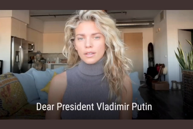 Sindiran AnnaLynne McCord Kepada Vladimir Putin