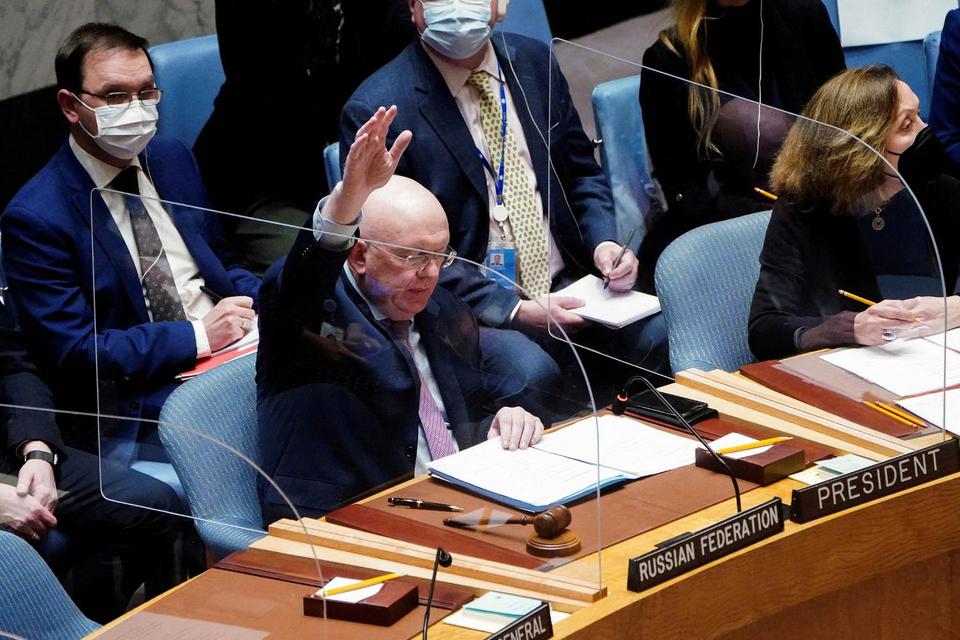 Carlo Allegri Duta Besar Rusia untuk PBB Vassily Nebenzia memberikan suara selama pertemuan Dewan Keamanan PBB, tentang resolusi mengenai tindakan Rusia terhadap Ukraina di Markas Besar PBB di New York City, AS, Jumat (25/2/2022).