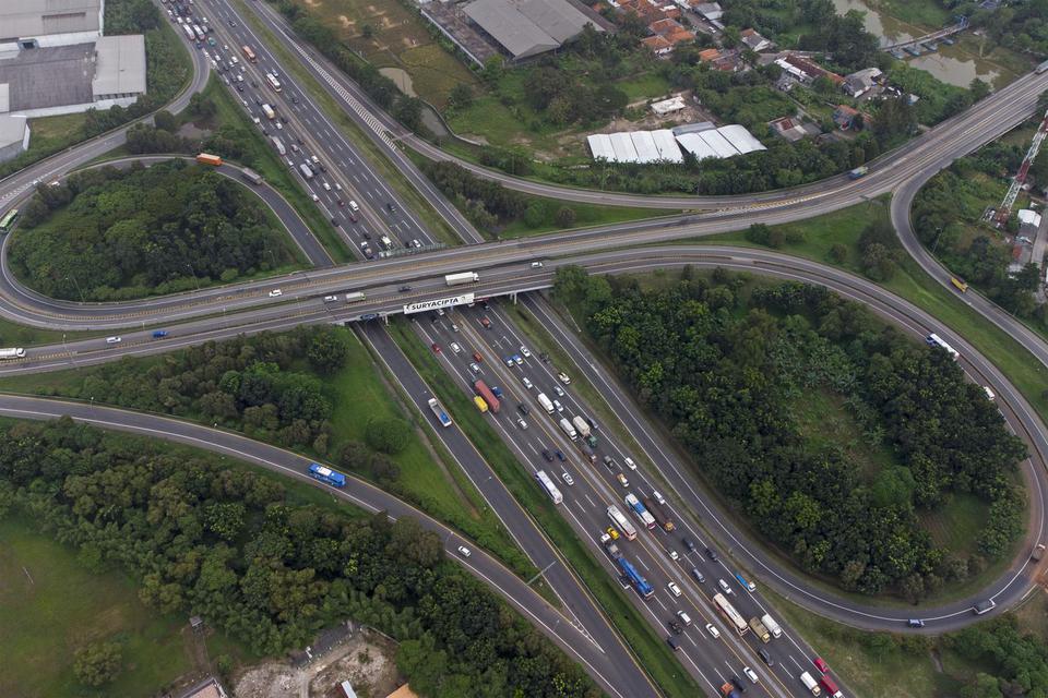 Foto udara sejumlah kendaraan melaju di Jalan Tol Jakarta - Cikampek (Japek) KM 44, Karawang, Jawa Barat, Sabtu (26/2/2022).