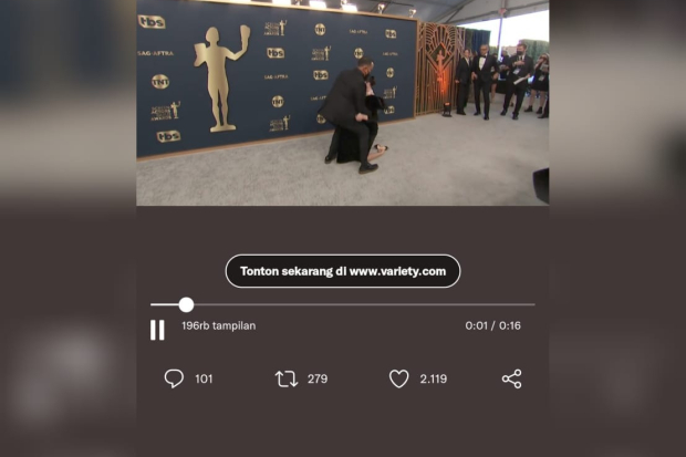 Selena Gomez Terpeleset di Red Carpet SAG