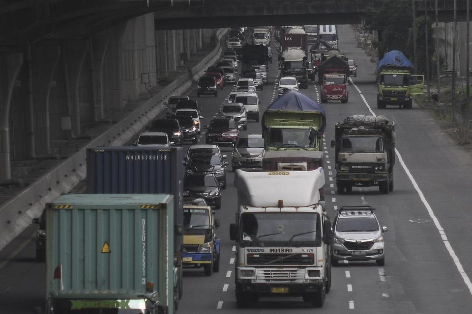 Sejumlah kendaraan melintas di Jalan Tol Jakarta-Cikampek di Bekasi, Jawa, Barat, Senin (28/2/2022). 