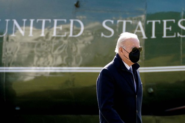 Presiden AS Joe Biden berjalan dari Marine One saat kembali ke Gedung Putih di Washington, Amerika Serikat, Senin (28/2/2022). ANTARA FOTO/REUTERS/Kevin Lamarque/AWW/djo
