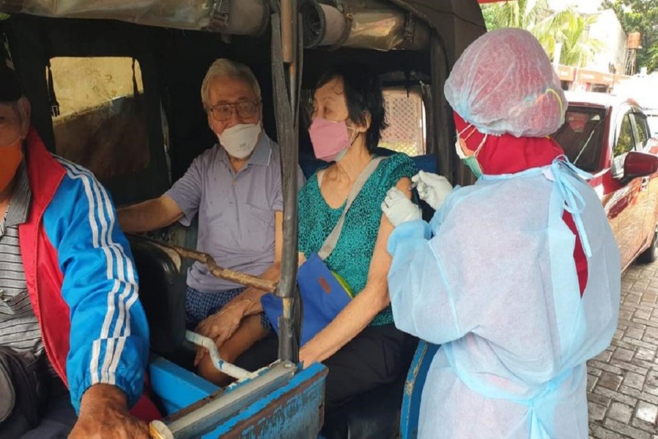 Dua orang lanjut usia ikut mengantri vaksinasi booster di fasilitas vaksin YCAB, Jakarta, Selasa (1/3). Foto: Istimewa