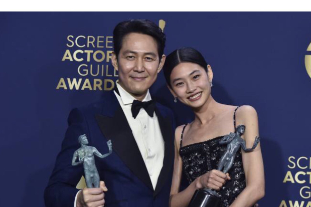 Lee Jung Jae dan Jung Ho Yeon di SAG Awards 2022