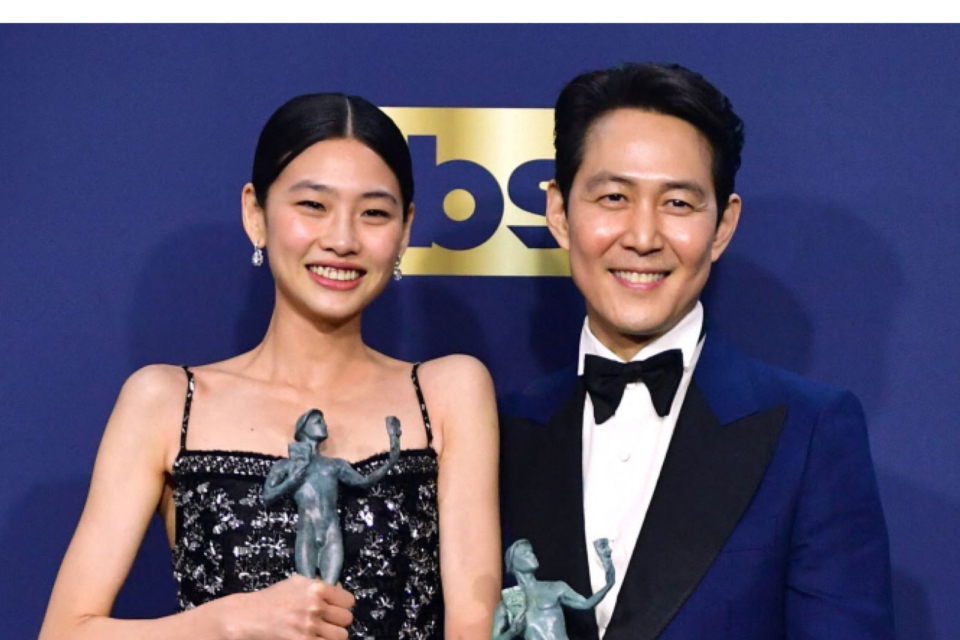 Lee Jung Jae dan Jung Ho Yeon di SAG Awards 2022