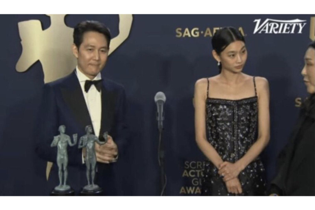 Wawancara Lee Jung Jae dan Jung Ho Yeon di SAG Awards 2022