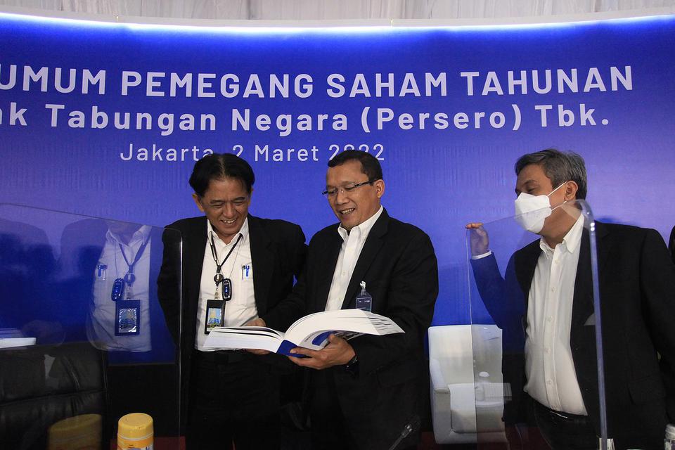 Direktur Utama Bank BTN Haru Koesmahargyo (tengah) berbincang dengan Komisaris Utama Bank BTN Chandra Hamzah (kiri) dan Wakil Direktur Utama Bank BTN Nixon L.P. Napitupulu (kanan) saat Rapat Umum Pemegang Saham (RUPS) Tahunan Bank BTN di Jakarta, Rabu (2/