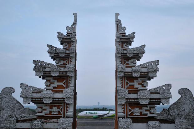 Pesawat udara bersiap lepas landas di Bandara Internasional I Gusti Ngurah Rai, Badung, Bali, Rabu (2/3/2022). 