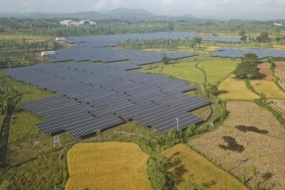 Foto udara kawasan Pembangkit Listrik Tenaga Surya (PLTS) di Desa Sengkol, Kecamatan Pujut, Praya, Lombok Tengah, NTB, Sabtu (5/3/2022). Kementerian ESDM mencatat realisasi bauran energi baru dan terbarukan (EBT) nasional pada tahun 2021 mencapai 11,5 per