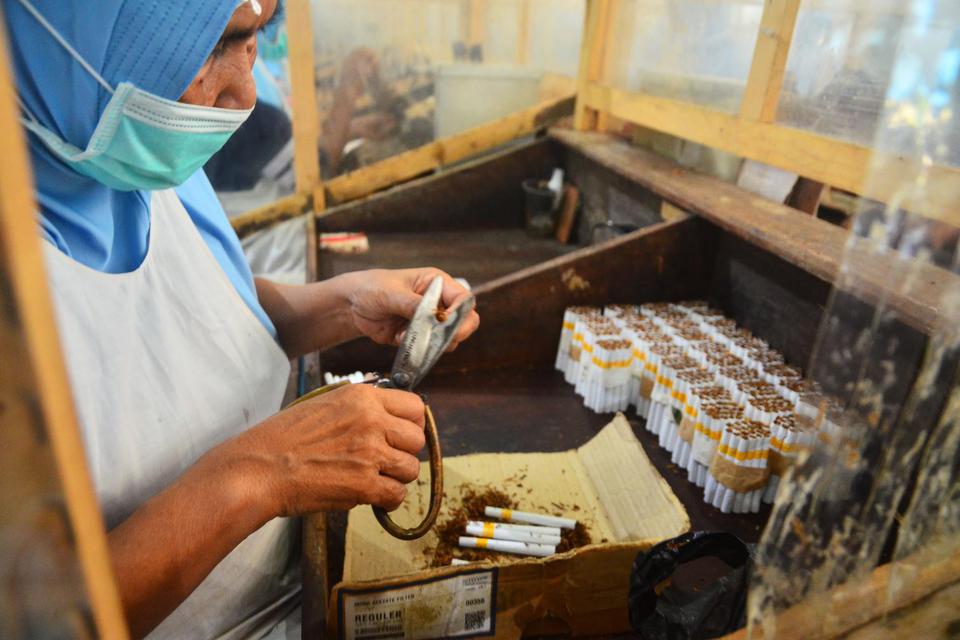 Buruh merapikan rokok Sigaret Kretek Tangan (SKT) di Kudus, Jawa Tengah, Sabtu (5/3/2022). 