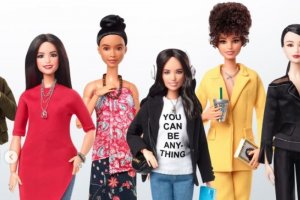 Boneka Barbie Butet Manurung (kedua dari kiri) dalam rangka merayakan Hari Perempuan Internasional.