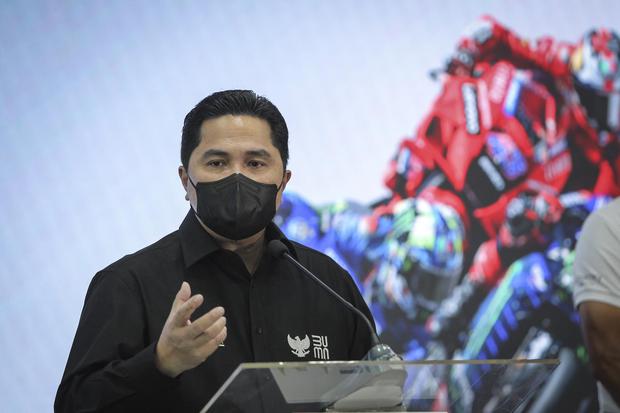 Menteri BUMN Erick Thohir menyampaikan paparan dalam konferensi pers terkait persiapan Pertamina Grand Prix Of Indonesia 2022 (MotoGP 2022) di Kementerian BUMN, Jakarta, Minggu (6/3/2022). 