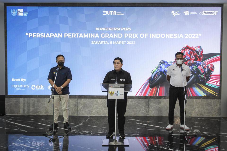 Menteri BUMN Erick Thohir (tengah) bersama Wakil Menteri BUMN II Kartika Wirjoatmodjo (kiri) dan Direktur Utama InJourney Dony Oskaria (kanan) menyampaikan paparan dalam konferensi pers terkait persiapan Pertamina Grand Prix Of Indonesia 2022 (MotoGP 2022